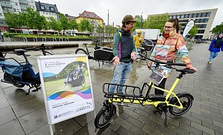 Schon mal Lastenrad gefahren? So ein "Yoonit"-E-Bike fährt sich genauso wie ein normales Fahrrad. Barbara Choryan lässt sich von Hinnerk Beetz zu einer Probefahrt überreden. - Peter Unger Schon mal Lastenrad gefahren? So ein "Yoonit"-E-Bike fährt sich genauso wie ein normales Fahrrad. Barbara Choryan lässt sich von Hinnerk Beetz zu einer Probefahrt überreden. - Peter Unger