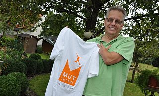 Mut tut gut: Werner Scheips zeigt das T-Shirt mit dem Motto für den Kolpingtag 2015. Der 54-jährige Maschinenbautechniker ist seit Mitte der 90er Jahre Vorsitzender der Kolpingfamilie St. Ursula. - Karin Prignitz Mut tut gut: Werner Scheips zeigt das T-Shirt mit dem Motto für den Kolpingtag 2015. Der 54-jährige Maschinenbautechniker ist seit Mitte der 90er Jahre Vorsitzender der Kolpingfamilie St. Ursula. - Karin Prignitz