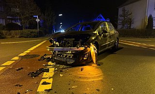 Bei einem Verkehrsunfall in Rheda-Wiedenbrück kamen die beiden Insassen des Peugeots mit dem Schrecken davon. - Paul Brinkmann Bei einem Verkehrsunfall in Rheda-Wiedenbrück kamen die beiden Insassen des Peugeots mit dem Schrecken davon. - Paul Brinkmann