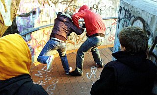 Die Vorurteile sagen, die Jugend wird immer krimineller und brutaler. Doch stimmt das eigentlich? Dem ging Birgit Thinnes im Ausschuss auf den Grund. - picture alliance / Photoshot Die Vorurteile sagen, die Jugend wird immer krimineller und brutaler. Doch stimmt das eigentlich? Dem ging Birgit Thinnes im Ausschuss auf den Grund. - picture alliance / Photoshot