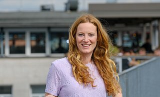 Die Bielefelder Autorin Rebecca Schirge hat Wandertouren entwickelt, die man mit öffentlichen Verkehrsmitteln ansteuern kann. - Andreas Zobe Die Bielefelder Autorin Rebecca Schirge hat Wandertouren entwickelt, die man mit öffentlichen Verkehrsmitteln ansteuern kann. - Andreas Zobe