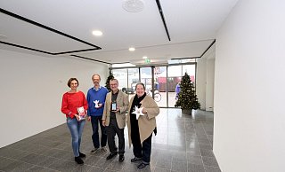Stephanie Deppe (v. l.), Jan Elliger, Eckhard Heidemann und Pfarrerin Erika Engelbrecht im Erdgeschoss des Neubaus der evangelischen Kirchengemeinde am Berliner Platz. - Thorsten Ulonska Stephanie Deppe (v. l.), Jan Elliger, Eckhard Heidemann und Pfarrerin Erika Engelbrecht im Erdgeschoss des Neubaus der evangelischen Kirchengemeinde am Berliner Platz. - Thorsten Ulonska