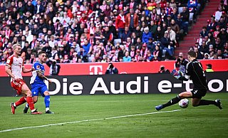 Zurück im Bayern-Tor: Manuel Neuer (r) pariert einen Schuss von Darmstadts Marvin Mehlem. - Tom Weller/dpa Zurück im Bayern-Tor: Manuel Neuer (r) pariert einen Schuss von Darmstadts Marvin Mehlem. - Tom Weller/dpa