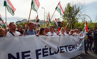 Der ehemalige Insider der ungarischen Regierungspartei Fidesz, Peter Magyar (M.), führt in Budapest eine Demonstration gegen den ungarischen Ministerpräsident Viktor Orban an. - Justin Spike/AP/dpa Der ehemalige Insider der ungarischen Regierungspartei Fidesz, Peter Magyar (M.), führt in Budapest eine Demonstration gegen den ungarischen Ministerpräsident Viktor Orban an. - Justin Spike/AP/dpa