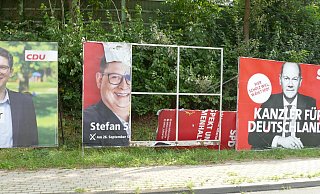 Gewalt, schlechte Montage oder Witterung: Das Plakat von Stefan Schwartze an der Levisonstraße mit einem Totalschaden - Thorsten Mailänder Gewalt, schlechte Montage oder Witterung: Das Plakat von Stefan Schwartze an der Levisonstraße mit einem Totalschaden - Thorsten Mailänder