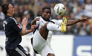 18. April 2009: Im bisher letzten Erstliga-Aufeinandertreffen zeigt Arminias Chris Katongo dem Bayern Franck Ribéry, was Ballbehandlung ist. Am Ende aber hatten die Bayern die Nase vorn. - Verwendung weltweit 18. April 2009: Im bisher letzten Erstliga-Aufeinandertreffen zeigt Arminias Chris Katongo dem Bayern Franck Ribéry, was Ballbehandlung ist. Am Ende aber hatten die Bayern die Nase vorn. - Verwendung weltweit