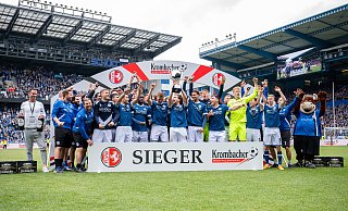 Sie nennen ihn den "kleinen Pokal". Der DSC freut sich über die Westfalen-Trophäe. - Teresa Kroeger/RHR-FOTO Sie nennen ihn den "kleinen Pokal". Der DSC freut sich über die Westfalen-Trophäe. - Teresa Kroeger/RHR-FOTO