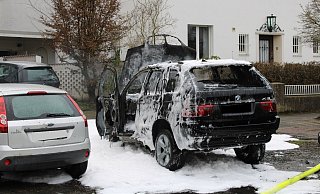 Der schwarze BMW brannte aus. Der daneben stehende Ford wurde durch die Hitze ebenfalls erheblich beschädigt. - Polizei Minden-Lübbecke Der schwarze BMW brannte aus. Der daneben stehende Ford wurde durch die Hitze ebenfalls erheblich beschädigt. - Polizei Minden-Lübbecke
