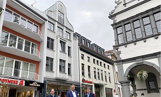 Citymanager Heiko Appelbaum (v.l.), Matthias Goeken, Eigentümer des Gebäudes, und Stadtdenkmalpfleger Thomas Günther vor dem sanierten Bauwerk am Rathausplatz 2. - Stadt Paderborn Citymanager Heiko Appelbaum (v.l.), Matthias Goeken, Eigentümer des Gebäudes, und Stadtdenkmalpfleger Thomas Günther vor dem sanierten Bauwerk am Rathausplatz 2. - Stadt Paderborn