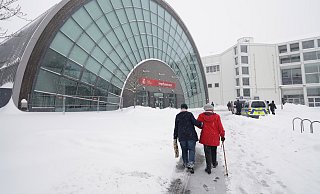 Margrit Borgstädt (84, im roten Mantel) auf dem Weg ins Impfzentrum.Begleitet wird sie von ihrer Schwiegertochter Annette Borgstädt- - NW / Peter Unger Margrit Borgstädt (84, im roten Mantel) auf dem Weg ins Impfzentrum.Begleitet wird sie von ihrer Schwiegertochter Annette Borgstädt- - NW / Peter Unger