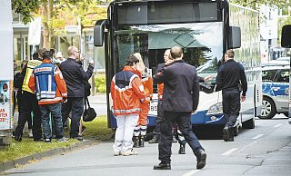 Betreuungseinsatz: Die Schüler, die am Freitag in diesem Bus die Bluttat an der Elbeallee mit ansehen mussten, werden von geschulten Rettungskräften und Notfallseelsorgern betreut. - Christian Mathiesen Betreuungseinsatz: Die Schüler, die am Freitag in diesem Bus die Bluttat an der Elbeallee mit ansehen mussten, werden von geschulten Rettungskräften und Notfallseelsorgern betreut. - Christian Mathiesen