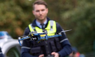 Eine Drohne für die Polizei wird von einem Polizeibeamten gesteuert. N - Federico Gambarini Eine Drohne für die Polizei wird von einem Polizeibeamten gesteuert. N - Federico Gambarini