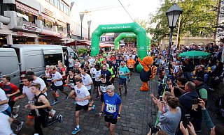 Mehr als 700 Läufer nahmen in den letzten Jahren beim Firmenlauf Höxter teil. In diesem Jahr fällt er aus. - David Schellenberg Mehr als 700 Läufer nahmen in den letzten Jahren beim Firmenlauf Höxter teil. In diesem Jahr fällt er aus. - David Schellenberg