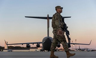 Ein Angehöriger der 82. Luftlandedivision der US-Armee, die nach Polen verlegt wird. - Foto: Nathan Posner/AP/dpa Ein Angehöriger der 82. Luftlandedivision der US-Armee, die nach Polen verlegt wird. - Foto: Nathan Posner/AP/dpa