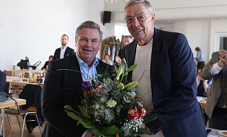 Die SPD-Stadtwahlkreiskonferenz hat den amtierenden Bürgermeister Tim Kähler (l.) erneut zum Bürgermeister-Kandidaten gewählt. Ratsmitglied Bruno Obens (r.) gratuliert. - Claus Frickemeier Die SPD-Stadtwahlkreiskonferenz hat den amtierenden Bürgermeister Tim Kähler (l.) erneut zum Bürgermeister-Kandidaten gewählt. Ratsmitglied Bruno Obens (r.) gratuliert. - Claus Frickemeier