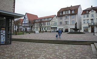 Der Marktplatz in der Warburger Neustadt. Gegner eines kleinen Café-Hauses plädieren für den Erhalt als freien Platz. - Dieter Scholz Der Marktplatz in der Warburger Neustadt. Gegner eines kleinen Café-Hauses plädieren für den Erhalt als freien Platz. - Dieter Scholz