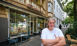 Konditormeisterin Dorothea Gutzeit schließt ihr kleines Jugendstilcafé am Niederwall. Der Entschluss ist ihr nicht leicht gefallen. - Andreas Zobe Konditormeisterin Dorothea Gutzeit schließt ihr kleines Jugendstilcafé am Niederwall. Der Entschluss ist ihr nicht leicht gefallen. - Andreas Zobe