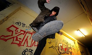 Als der 24-Jährige bewusstlos zu Boden ging, traten und schlugen die beiden Männer weiter auf ihn ein. - Andreas Fruecht Als der 24-Jährige bewusstlos zu Boden ging, traten und schlugen die beiden Männer weiter auf ihn ein. - Andreas Fruecht