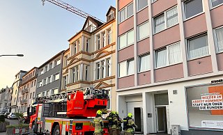 Im ersten Stock eines Wohn- und Geschäftshauses schmorte am frühen Sonntagmorgen Essen auf dem Herd. Die Flammen hatten bereits auf die Dunstabzugshaube übergegriffen. - Ralph Meyer Im ersten Stock eines Wohn- und Geschäftshauses schmorte am frühen Sonntagmorgen Essen auf dem Herd. Die Flammen hatten bereits auf die Dunstabzugshaube übergegriffen. - Ralph Meyer