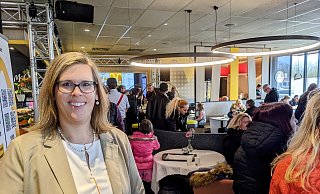 Betreiberin Maike Neuenroth freut sich über den Trubel und die tolle Stimmung bei der McDonald's-Eröffnung in Warburg. - Burkhard Battran Betreiberin Maike Neuenroth freut sich über den Trubel und die tolle Stimmung bei der McDonald's-Eröffnung in Warburg. - Burkhard Battran