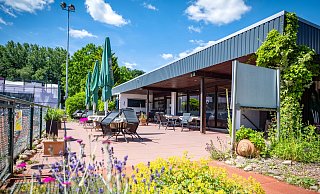 Von der Terrasse des Sportlandes Dornberg hat man einen sonnigen Blick auf die Tennisplätze der traditionsreichen Sportstätte. - Barbara Franke Von der Terrasse des Sportlandes Dornberg hat man einen sonnigen Blick auf die Tennisplätze der traditionsreichen Sportstätte. - Barbara Franke