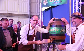 Bürgermeister Bernd Poggemöller hat das 42. Löhner Oktoberfest gemeinsam mit Brauer Bernhard (r.) mit dem Fassbieranstich eröffnet. - Anthea Moschner Bürgermeister Bernd Poggemöller hat das 42. Löhner Oktoberfest gemeinsam mit Brauer Bernhard (r.) mit dem Fassbieranstich eröffnet. - Anthea Moschner