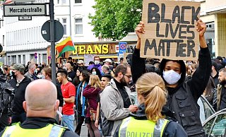 Die Demonstranten am Sonntagabend werfen der Polizei institutionellen Rassismus vor, wenn sie Migranten auch ohne Verdacht kontrollieren. Für die Beamten gehört aber der Kontrolldruck an bekannten Orten des Drogenhandels zur wesentlichen Aufgabe. - BARBARA FRANKE Die Demonstranten am Sonntagabend werfen der Polizei institutionellen Rassismus vor, wenn sie Migranten auch ohne Verdacht kontrollieren. Für die Beamten gehört aber der Kontrolldruck an bekannten Orten des Drogenhandels zur wesentlichen Aufgabe. - BARBARA FRANKE