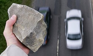 Kinder haben einen Stein von einer Brücke geworfen. - Symbolbild: dpa Kinder haben einen Stein von einer Brücke geworfen. - Symbolbild: dpa