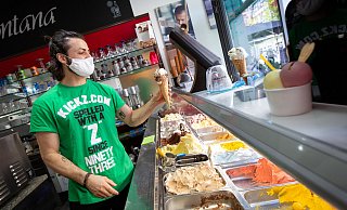 Renan Russo arbeitet im Eiscafé Fontana. - Niklas Tüns Renan Russo arbeitet im Eiscafé Fontana. - Niklas Tüns