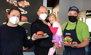 Dennis Mann, Marc Blume, Feelia Summer und Daniel Walkenhorst präsentieren die ultimativ pinkfarbenen Burger. - Edwin Rekate Dennis Mann, Marc Blume, Feelia Summer und Daniel Walkenhorst präsentieren die ultimativ pinkfarbenen Burger. - Edwin Rekate