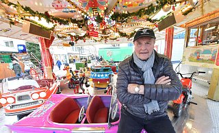 Chef des Kinderkarussells: Johann Schneider hat den Gütersloher Weihnachtsmarkt mitgegründet. Das Foto entstand vor sieben Jahren. Mittlerweile ist Schneider 100 Jahre alt. - Jens Dünhölter Chef des Kinderkarussells: Johann Schneider hat den Gütersloher Weihnachtsmarkt mitgegründet. Das Foto entstand vor sieben Jahren. Mittlerweile ist Schneider 100 Jahre alt. - Jens Dünhölter