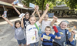 Mit Jubel in die Ferien: Klara (9, v. l.), Pia (11), Mia (10), Hannah (10), Hugo (6) und Ben (7) dürfen sich an der Grundschule Babenhausen am letzten Schultag mutmachende Postkarten mit nach Hause nehmen. - Jörg Dieckmann Mit Jubel in die Ferien: Klara (9, v. l.), Pia (11), Mia (10), Hannah (10), Hugo (6) und Ben (7) dürfen sich an der Grundschule Babenhausen am letzten Schultag mutmachende Postkarten mit nach Hause nehmen. - Jörg Dieckmann