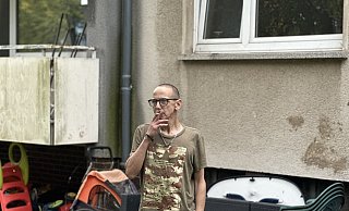 Das Haus am Petershäger Weg, direkt neben dem ehemaligen Schlachthof, hat schon bessere Tage gesehen. Vor dem Eingang liegen alte Sofas und kaputte Fahrräder, die Tür steht offen, die Briefkästen sind beschmiert. Doch im Inneren der Notunterkunft herrscht eine gewisse Ordnung. Foto: - Maximilian Hampel Das Haus am Petershäger Weg, direkt neben dem ehemaligen Schlachthof, hat schon bessere Tage gesehen. Vor dem Eingang liegen alte Sofas und kaputte Fahrräder, die Tür steht offen, die Briefkästen sind beschmiert. Doch im Inneren der Notunterkunft herrscht eine gewisse Ordnung. Foto: - Maximilian Hampel