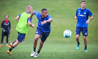 Jesse Tugenyo, der hier im Training der SCP-Profis Gas gibt, wurde nun an den SC Verl ausgeliehen. Der 20-Jährige ist aber dennoch weiterhin ein "Local Player" des SC Paderborn. - Sarah Jonek Jesse Tugenyo, der hier im Training der SCP-Profis Gas gibt, wurde nun an den SC Verl ausgeliehen. Der 20-Jährige ist aber dennoch weiterhin ein "Local Player" des SC Paderborn. - Sarah Jonek