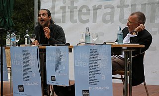 Der aus dem Irak stammende Autor Abbas Khider (li.) erheitert nicht nur Moderator Jürgen Keimer, sondern auch das Publikum auf der Naturbühne. - Elke Niedringhaus-Haasper Der aus dem Irak stammende Autor Abbas Khider (li.) erheitert nicht nur Moderator Jürgen Keimer, sondern auch das Publikum auf der Naturbühne. - Elke Niedringhaus-Haasper