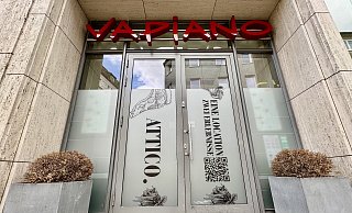 Der neue Schriftzug klebt schon auf den Fenstern des ehemaligen Vapiano am Niederwall in Bielefeld. Das Restaurant "Attico." zieht ein. Aber nicht alleine. - Peter Unger Der neue Schriftzug klebt schon auf den Fenstern des ehemaligen Vapiano am Niederwall in Bielefeld. Das Restaurant "Attico." zieht ein. Aber nicht alleine. - Peter Unger