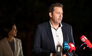 SPD-Generalsekretär Lars Klingbeil wünscht sich baldige Dreiergespräche mit Grünen und FDP. - Foto: Fabian Sommer/dpa SPD-Generalsekretär Lars Klingbeil wünscht sich baldige Dreiergespräche mit Grünen und FDP. - Foto: Fabian Sommer/dpa