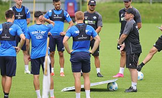 Trainer Lukas Kwasniok (rechts) lobt die Mentalität und die Einsatzbereitschaft seiner Spieler. - Oliver Krato Trainer Lukas Kwasniok (rechts) lobt die Mentalität und die Einsatzbereitschaft seiner Spieler. - Oliver Krato