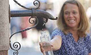 08.08.2022, Sachsen-Anhalt, Wernigerode: Eine Frau bedient sich am Trinkwasserspender im Stadtzentrum. In vielen Städten wird das kostenlose Wasser bereitgestellt. Hier können Besucher ihre Wasservorräte auffüllen oder sich einfach nur etwas erfrischen. In Sachsen-Anhalts Städten gibt es nur wenige öffentliche Trinkwasserbrunnen. Foto: Matthias Bein/dpa +++ dpa-Bildfunk +++ - Matthias Bein 08.08.2022, Sachsen-Anhalt, Wernigerode: Eine Frau bedient sich am Trinkwasserspender im Stadtzentrum. In vielen Städten wird das kostenlose Wasser bereitgestellt. Hier können Besucher ihre Wasservorräte auffüllen oder sich einfach nur etwas erfrischen. In Sachsen-Anhalts Städten gibt es nur wenige öffentliche Trinkwasserbrunnen. Foto: Matthias Bein/dpa +++ dpa-Bildfunk +++ - Matthias Bein