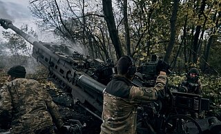 Ukrainische Soldaten feuern aus einer von den USA gelieferten Haubitze M777. - Libkos/AP/dpa Ukrainische Soldaten feuern aus einer von den USA gelieferten Haubitze M777. - Libkos/AP/dpa