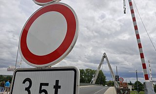 Fahrzeuge, die mehr als 3,5 Tonnen auf die Waage bringen, haben auf der Weserbrücke Höxter auch nach der Sanierung nichts zu suchen. Eine Petition will erreichen, dass Lastwagen auch zukünftig einen Bogen um Höxter machen müssen. - Svenja Ludwig Fahrzeuge, die mehr als 3,5 Tonnen auf die Waage bringen, haben auf der Weserbrücke Höxter auch nach der Sanierung nichts zu suchen. Eine Petition will erreichen, dass Lastwagen auch zukünftig einen Bogen um Höxter machen müssen. - Svenja Ludwig