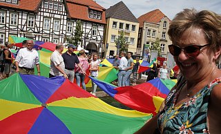 Lebendige Hansestadt: Wehende Sprungtücher symbolisieren die Vitalität der Stadt. - Dieter Scholz Lebendige Hansestadt: Wehende Sprungtücher symbolisieren die Vitalität der Stadt. - Dieter Scholz