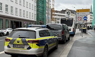 Die Fahrzeuge des Zolls tauchen unangekündigt an der großen Baustelle am Bielefelder Jahnplatz auf. - Paul Brinkmann Die Fahrzeuge des Zolls tauchen unangekündigt an der großen Baustelle am Bielefelder Jahnplatz auf. - Paul Brinkmann