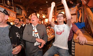 Gibt's heute wieder Grund zum Jubeln? Die Dauem der Fans vor dem Duell gegen Union Berlin sind gedrückt. - Jens Dünhölter Gibt's heute wieder Grund zum Jubeln? Die Dauem der Fans vor dem Duell gegen Union Berlin sind gedrückt. - Jens Dünhölter