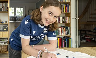 Sehr cool sieht das Armina-Fan-Shirt aus, das Marlena selbst gestaltet hat. Ein kleines, ganz feines Herz in Schwarz-Weiß-Blau gehört zum Design. - Jörg Dieckmann Sehr cool sieht das Armina-Fan-Shirt aus, das Marlena selbst gestaltet hat. Ein kleines, ganz feines Herz in Schwarz-Weiß-Blau gehört zum Design. - Jörg Dieckmann