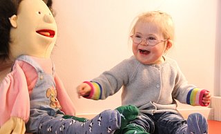 Die junge Finja erobert nicht nur Puppe Antonia, sondern auch die Herzen ihrer Mitmenschen im Sturm. Obwohl sie sich eines guten Driburger Netzwerks sicher weiß, wird ihr Weg in ein selbstständiges Leben steinig werden. - Madita Schellenberg Die junge Finja erobert nicht nur Puppe Antonia, sondern auch die Herzen ihrer Mitmenschen im Sturm. Obwohl sie sich eines guten Driburger Netzwerks sicher weiß, wird ihr Weg in ein selbstständiges Leben steinig werden. - Madita Schellenberg