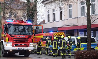 Ein Todesopfer forderte der Brand in einer Wohnung über der Commerzbankfiliale an der Herforder Straße. Die Feuerwehr fand das Opfer leblos in der völlig verqualmten Wohnung auf. - Thorsten Gödecker Ein Todesopfer forderte der Brand in einer Wohnung über der Commerzbankfiliale an der Herforder Straße. Die Feuerwehr fand das Opfer leblos in der völlig verqualmten Wohnung auf. - Thorsten Gödecker