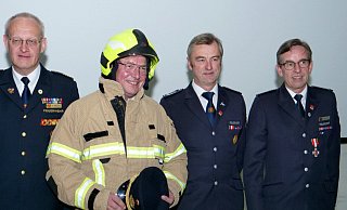Paderborns Bürgermeister Michael Dreier wurde von der Wehrführung der Paderborner Feuerwehr eingekleidet und trägt die Rangabzeichen des Kreisbrandmeisters in Kombination mit dem Paderborner Stadtwappen. Auch die persönliche Schutzausrüstung mit Helm wurde ihm von (v. l.) Ralf Schmitz, Robert Siemensmeyer und Hubertus Henning überreicht., - Ralph Meyer Paderborns Bürgermeister Michael Dreier wurde von der Wehrführung der Paderborner Feuerwehr eingekleidet und trägt die Rangabzeichen des Kreisbrandmeisters in Kombination mit dem Paderborner Stadtwappen. Auch die persönliche Schutzausrüstung mit Helm wurde ihm von (v. l.) Ralf Schmitz, Robert Siemensmeyer und Hubertus Henning überreicht., - Ralph Meyer