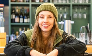 Nach zwei Jahren als Chefin des Restaurants Dreigang in Herford blickt Laura Ottensmann zufrieden auf die Entwicklung ihres Lebensprojektes. - Ralf Bittner Nach zwei Jahren als Chefin des Restaurants Dreigang in Herford blickt Laura Ottensmann zufrieden auf die Entwicklung ihres Lebensprojektes. - Ralf Bittner