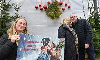 Probieren den Mistelzweig schon mal aus: Katharina Vötter (l.), Kathrin Knabe mit ihrem Mann Jürgen, dem Vorsitzenden der Werbegemeinschaft Höxter. - Thomas Kube Probieren den Mistelzweig schon mal aus: Katharina Vötter (l.), Kathrin Knabe mit ihrem Mann Jürgen, dem Vorsitzenden der Werbegemeinschaft Höxter. - Thomas Kube